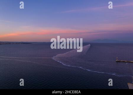 Ein kleines Boot im Meer im Golf von Thermaikos, das den Hafen von Thessaloniki verlässt. Stockfoto