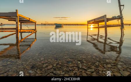 Sonnenuntergang auf einem Teich mit Muschelzuchtplätzen. Stockfoto