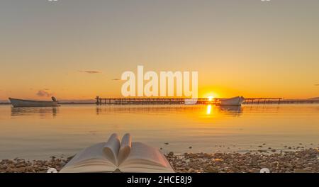 Sonnenuntergang auf einem Teich mit Muschelzuchtplätzen. Stockfoto