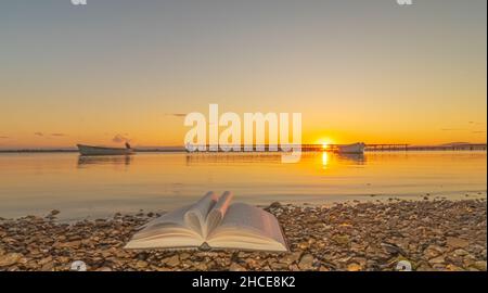 Sonnenuntergang auf einem Teich mit Muschelzuchtplätzen. Stockfoto