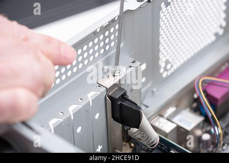 Installieren einer Grafikkarte in einem Computer Stockfoto