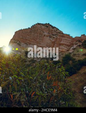 Vertikale Aufnahme einer wunderschönen Landschaft mit Felsformationen Stockfoto