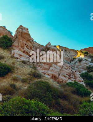 Vertikale Aufnahme einer wunderschönen Landschaft mit Felsformationen Stockfoto