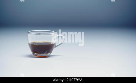 Vorbereiteter Espresso in einer Glasschale auf weiß und grau, Stockbild Stockfoto