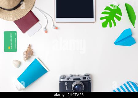 Sommer Reise Accessoires Set Draufsicht auf weißem Hintergrund Stockfoto