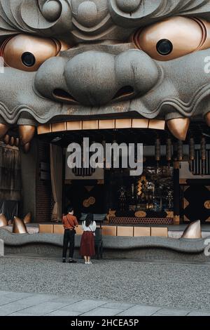 Vertikale Abkürzung des Namba Yasaka Shrine. Schintoistischer Schrein in Osaka, Japan. Stockfoto