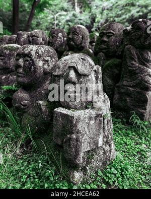 Vertikale Aufnahme von Steinstatuen im Otagi Nenbutsu-ji Tempel. Kyoto, Japan. Rakan-Skulpturen. Stockfoto