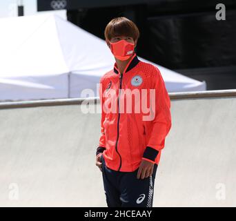 25th. JULI 2021 - TOKIO, JAPAN: HORIGOME Yuto aus Japan erhält seine Goldmedaille beim Skateboarding Men's Street Event beim Tokyo 2020 Olymp Stockfoto