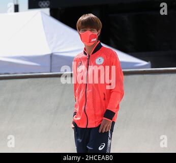25th. JULI 2021 - TOKIO, JAPAN: HORIGOME Yuto aus Japan erhält seine Goldmedaille beim Skateboarding Men's Street Event beim Tokyo 2020 Olymp Stockfoto
