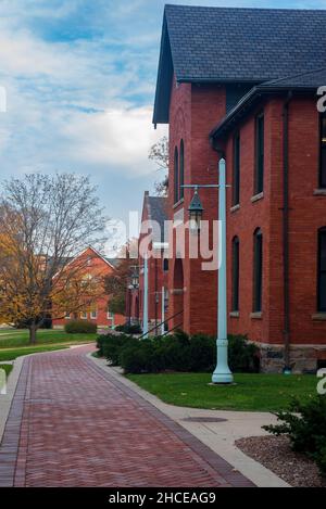 EAST LANSING, MI 6. NOVEMBER 2021: Ziegelsteinsteig vor den historischen alten akademischen Gebäuden an der MSU Stockfoto