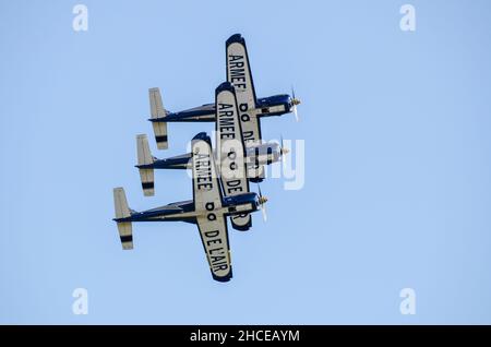 Französische Luftwaffe, Armee De L'Air, Kartusche-Dore-Display-Team, fliegen Flugzeuge des Typs Socata TB-30 Epsilon. Fliegen auf der Duxford Airshow, Cambridgeshire, Großbritannien Stockfoto