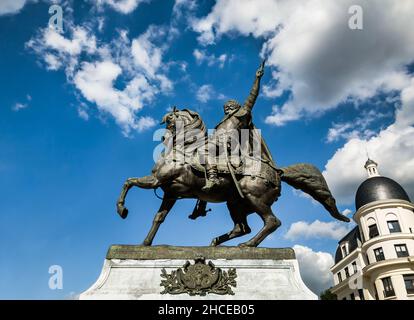 Panoramablick auf die Statue des Gouverneurs Michael III vor einem Universitätsgebäude in Bukarest Stockfoto