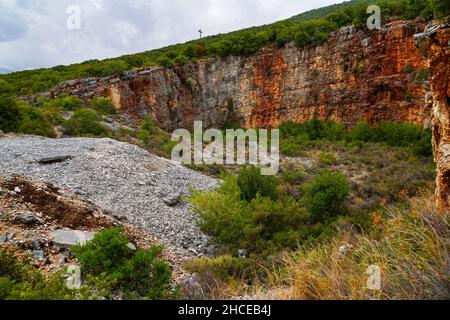 Einen verlassenen Steinbruch auf der griechischen Insel Kefalonia, Ionische Meer, Griechenland Stockfoto