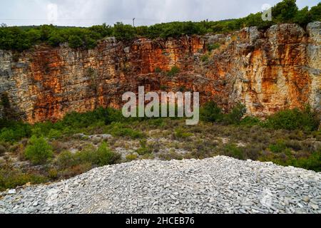 Einen verlassenen Steinbruch auf der griechischen Insel Kefalonia, Ionische Meer, Griechenland Stockfoto