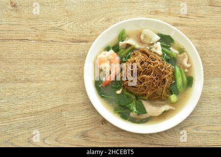 Gebratene dünne Reisnudeln, schwarze süße Sojasauce, die Meeresfrüchte und Fleisch in Soße auf dem Teller anschminkt Stockfoto
