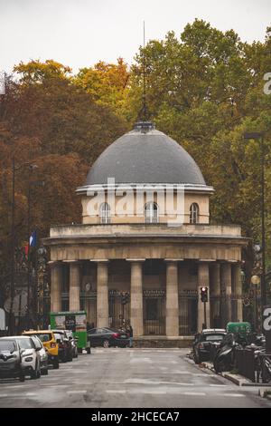 Vertikale Aufnahme der Ð Straße, die zur Rotunde des Parc Monceau in Paris, Frankreich, führt Stockfoto