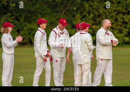 Spieler, die ihre Hände vor einem Cricket-Spiel im Dorf zwischen den Derbyshire-Teams Brailsford und Clifton auf dem Poloplatz in Osmaston Derbyshire reinigen Stockfoto