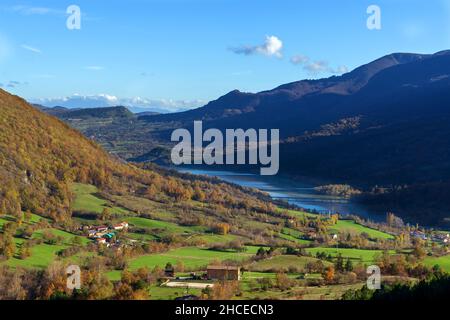 Nationalpark der Abruzzen, Blick auf den See von Barrea, Villetta Barrea, Abruzzen, Italien, Europa Stockfoto