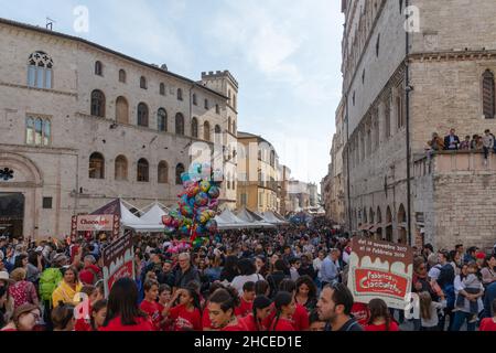 Spaziergang auf der Piazza IV Novembre in Perugia, Umbrien, Italien, Europa Stockfoto