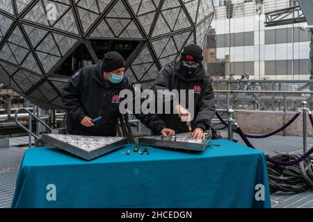 New York City, USA. 27th Dez 2021. Installation von 192 Sparkling New Waterford Crystal Triangle auf dem Times Square Silvesterball auf dem Dach des One Times Square. New York City, NY USA 27. Dezember 2021 (Foto von Steve Sanchez/Sipa USA) Quelle: SIPA USA/Alamy Live News Stockfoto