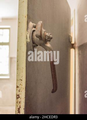 Türgriff der Gaskammer im Nazi-Konzentrationslager, Dachau, Deutschland Stockfoto