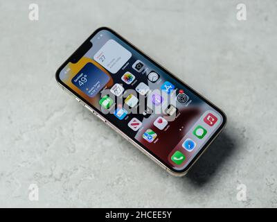 HCMC, Vietnam – 19. August 2021: Ansicht des neuen iPhone 13 oder iPhone 13 Pro und Apple AirPods für die redaktionelle Verwendung Stockfoto