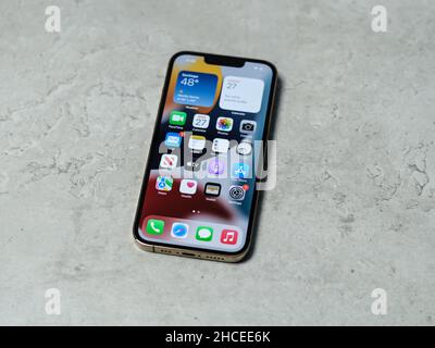 HCMC, Vietnam – 19. August 2021: Ansicht des neuen iPhone 13 oder iPhone 13 Pro und Apple AirPods für die redaktionelle Verwendung Stockfoto