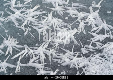 Eiskristalle bilden Spitzenformen auf gefrorenem Fluss, Nahaufnahme Makro Detail Stockfoto