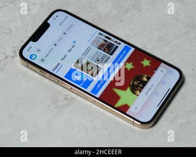 HCMC, Vietnam – 19. August 2021: Ansicht des neuen iPhone 13 oder iPhone 13 Pro und Apple AirPods für die redaktionelle Verwendung Stockfoto