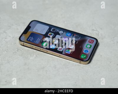 HCMC, Vietnam – 19. August 2021: Ansicht des neuen iPhone 13 oder iPhone 13 Pro und Apple AirPods für die redaktionelle Verwendung Stockfoto