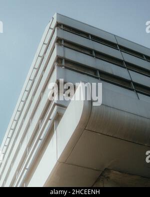 Vertikale Aufnahme einer modernen Gebäudefassade aus tiefem Winkel. Stockfoto