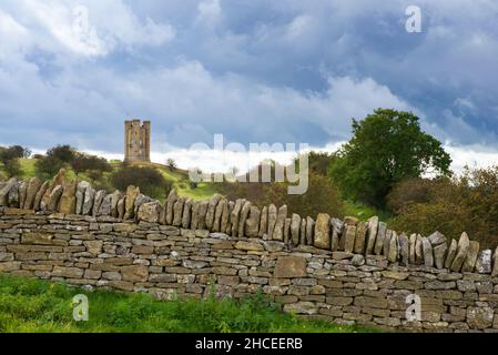 Traditionelle cotswold Trockenmauern Wand, mit Broadway Tower, am Broadway Hill, in der Ferne, Worcestershire, England, Stockfoto