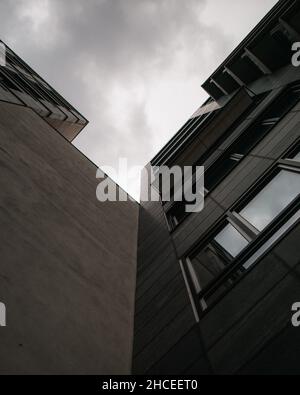 Vertikale Aufnahme von Fassaden moderner Gebäude in niedrigem Winkel. Stockfoto