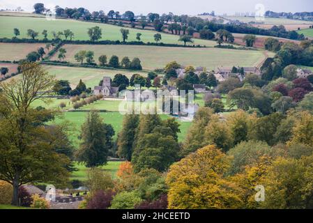 Cotswold Kulturlandschaft mit der Ortschaft Guiting Power einschließlich der Dorfkirche St. Michael und alle Engel, Gloucestershire Stockfoto