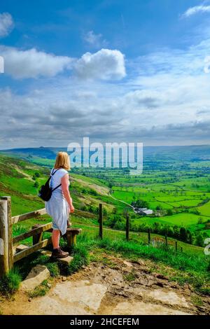 Weibliche Walker Suche von Mam Tor bis Hope Valley Nr Castleton, Peak District National Park, Derbyshire, England, Mai Stockfoto