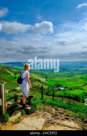 Weibliche Walker Suche von Mam Tor bis Hope Valley Nr Castleton, Peak District National Park, Derbyshire, England, Mai Stockfoto