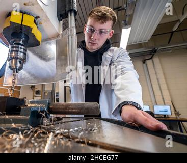 Ingenieurstudenten im Labor und in der Werkstatt Stockfoto