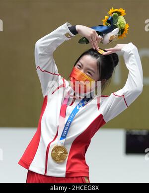 Peking, China. 24th. Juli 2021. Das am 24. Juli 2021 aufgenommene FilFoto zeigt Yang Qian aus China, der während der Preisverleihung nach dem Frauenfinale 10m bei den Olympischen Spielen 2020 in Tokio, Japan, posiert. Yang Qian gewann das erste Gold der Olympischen Spiele in Tokio mit dem Sieg im Luftgewehr 10m der Frauen. Sie paarte sich auch mit Yang Haoran, um Gold beim 10m Air Gewehrmixed Team Event zu gewinnen. Der 21-Jährige wurde nach 2000 zum ersten doppelten olympischen Goldmedaillengewinnerin des Landes. Quelle: Ju Huanzong/Xinhua/Alamy Live News Stockfoto