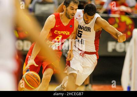 A Coruna, Spanien. Jose Manuel Calderon streitet den Ball während des Freundschaftsspiel zwischen Spanien und Kanada im Coliseum in A Coruña Stockfoto