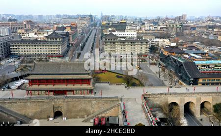 XI'an. 28th Dez 2021. Luftaufnahme vom 28. Dezember 2021 zeigt leere Straßen in der Nähe des Yongning Tores in Xi'an, nordwestlich der chinesischen Provinz Shaanxi. Die Behörden in Xi'an haben ab Montag die Maßnahmen zur Bekämpfung und Prävention von Epidemien verbessert und alle Bewohner aufgefordert, sich in Innenräumen aufzuhalten und sich von Versammlungen fernzuhalten, außer bei Nukleinsäuretests. Quelle: Tao Ming/Xinhua/Alamy Live News Stockfoto