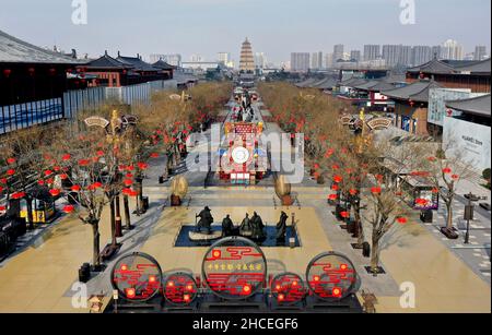 XI'an. 28th Dez 2021. Luftaufnahme vom 28. Dezember 2021 zeigt die leere Great Tang All Day Mall in Xi'an, der Hauptstadt der nordwestlichen chinesischen Provinz Shaanxi. Die Behörden in Xi'an haben ab Montag die Maßnahmen zur Bekämpfung und Prävention von Epidemien verbessert und alle Bewohner aufgefordert, sich in Innenräumen aufzuhalten und sich von Versammlungen fernzuhalten, außer bei Nukleinsäuretests. Quelle: Tao Ming/Xinhua/Alamy Live News Stockfoto