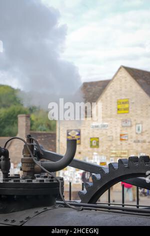 Dampf aus dem Rohr eines alten Motors Stockfoto