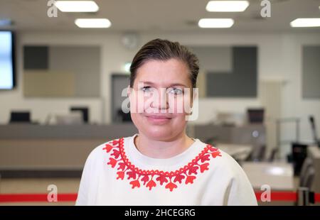 Halle, Deutschland. 28th Dez 2021. Franziska Weidinger (CDU), Justizministerin des Landes Sachsen-Anhalt, steht in der Hochsicherheits- und Landesschutzhalle des Justizzentrums Halle. Dort soll 2022 der Prozess gegen einen IS-Rückkehrer aus Sangerhausen stattfinden. Quelle: Sebastian Willnow/dpa-Zentralbild/dpa/Alamy Live News Stockfoto