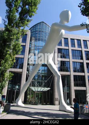 Walking man, Skulptur von Jonathan Borofsky aus glasfaserverstärktem Kunststoff 17 Meter hoch, seit 1995 vor dem Gebäude der Versicherung Mu Stockfoto
