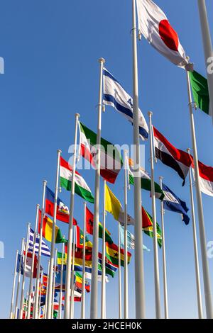 Viele Nationalflaggen winken in Dubai auf den Wind: Frankreich, Gabun, Gambia, Georgien, Deutschland, Ghana, Griechenland, Grenada, Guinea, Guyana, Haiti, Honduras, Ungarn, Indien Stockfoto