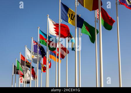 Viele Nationalflaggen, die auf den Wind winken: Weißrussland, Bangladesch, Barbados, Bahrain, Bahamas, Aserbaidschan, Österreich, Australien, Armenien, Argentinien, Angola. Stockfoto