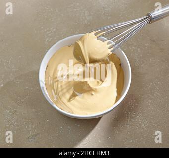 Schüssel mit geschlagenem Instantkaffee mit Zucker und Wasser für die Zubereitung von Dalgona-Kaffeegetränken oder Keksen Stockfoto