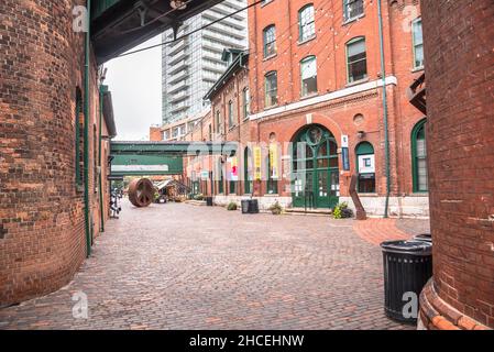 Toronto, Kanada - 4. Oktober 2021: Blick auf die Gristmill Lane im Distillery Historic District Stockfoto