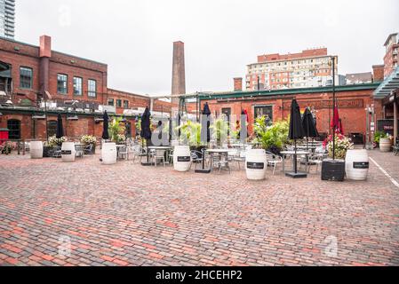 Toronto, Kanada - 4. Oktober 2021: Tische im Freien im historischen Distillery District Stockfoto