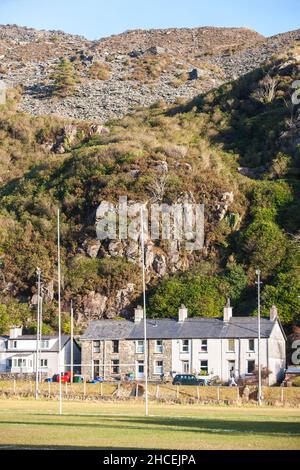 Terrassiert, Häuser, Gehäuse, Eigentum, Unterkunft, Haus, in, Rugby, Beiträge, Stellplatz, AT, Bro Ffestiniog, Rugby Club, in, Blaenau Ffestiniog, ist, a, Stadt, in, Gwynedd, Wales. Einst ein Schieferbergbau-Zentrum, es verlässt sich jetzt viel auf Touristen, zum Beispiel auf die Ffestiniog Eisenbahn gezogen, und, Llechd, Wedd und Slow World Sehenswürdigkeiten, die Entwicklung der Tiefseeid. 12.000 Aber mit dem Rückgang der Nachfrage nach Schiefer fiel. Stockfoto